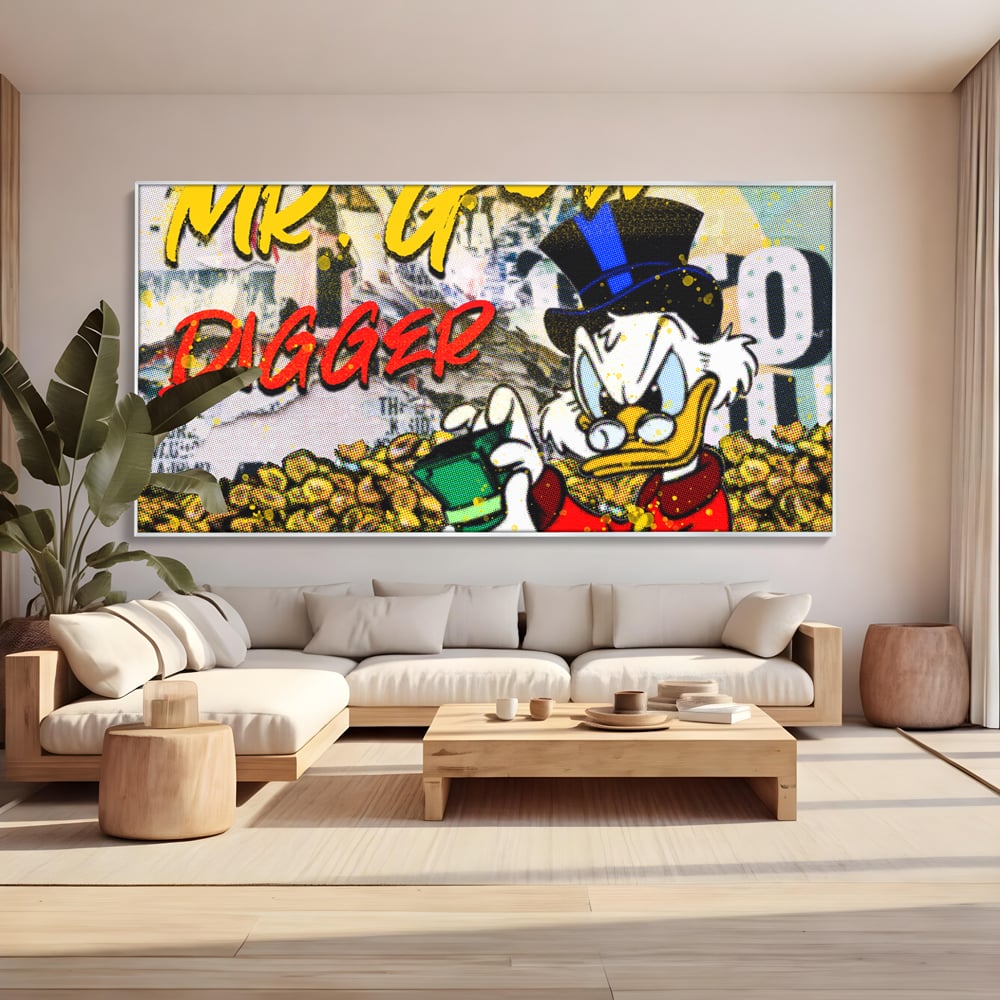 Tablou canvas cu tablou canvas cu scrooge mcduck si bani, in rama de aluminiu argintiu, pe perete intr-un living